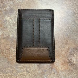 Levi’s magnetic wallet
